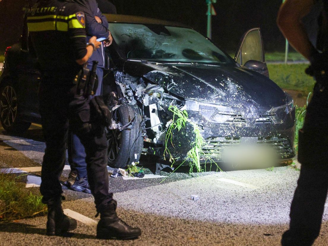 De auto raakte een stoeprand en reed vervolgens een lantaarnpaal omver.