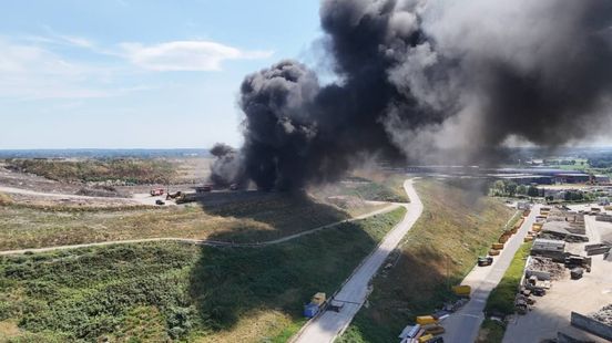 Grote brand op vuilstortplaats: zwarte rookwolken van ver te zien
