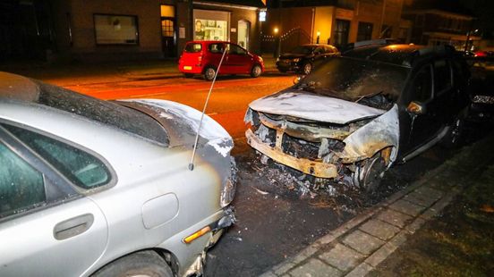 Opvallend gat in voorruit na autobrand