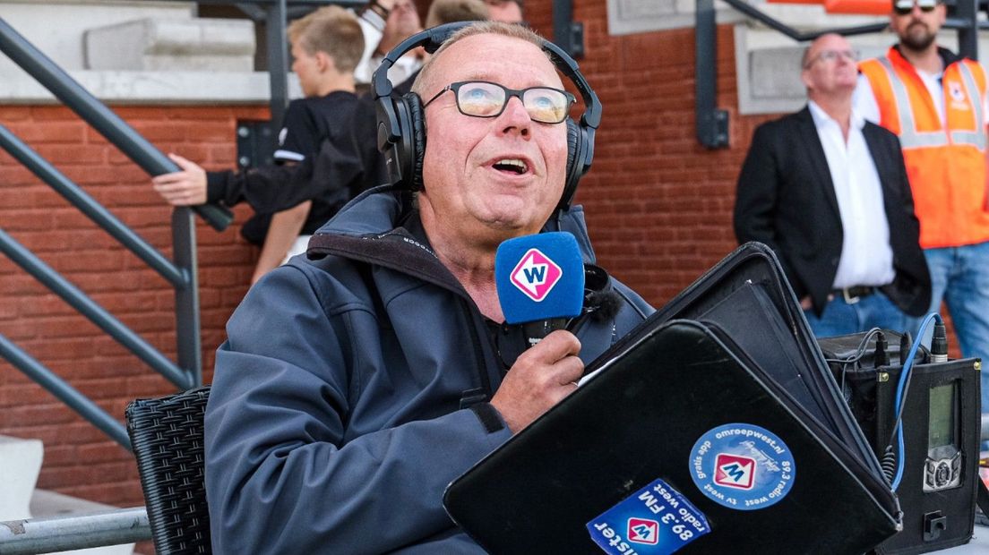 Willem van Zuilen kijkt naar 'zijn' vliegtuigjes