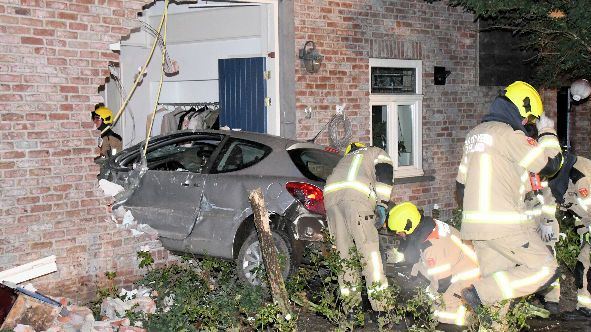 Auto rijdt dwars door voordeur, bestuurder moet rijbewijs inleveren