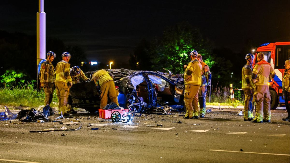 Auto botst op touringcar in Hengelo: enorme ravage