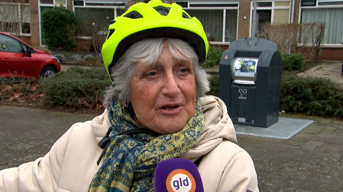 Deze mevrouw fietste speciaal even naar Geldermalsen om een kijkje te nemen.