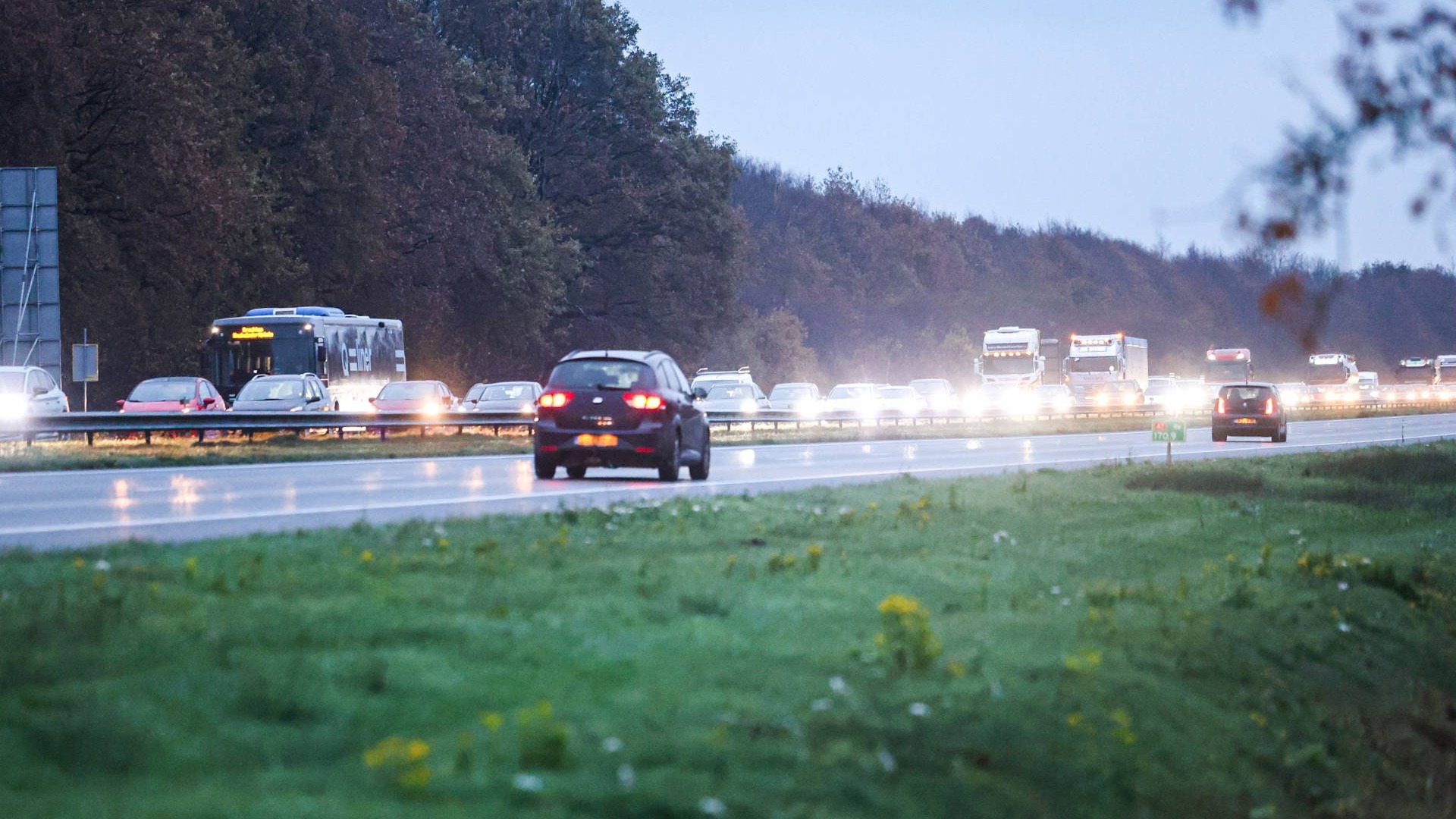 Auto in sloot • autos beschadigd na botsing.