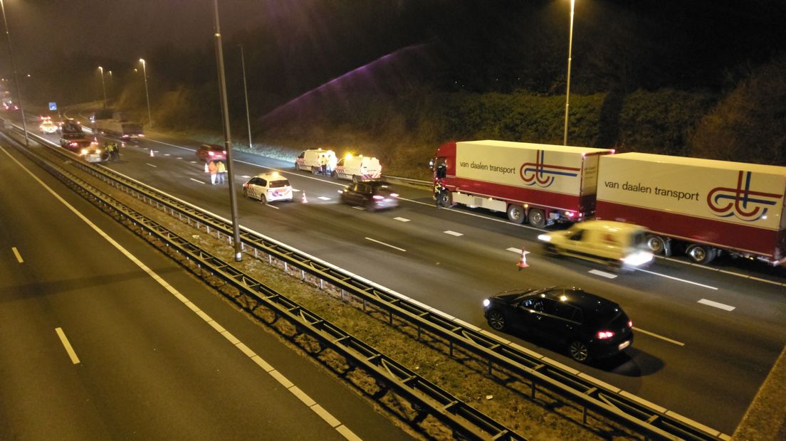 De weg is weer vrij, na een ernstig ongeluk op de A73 bij Heumen. Een auto reed daar achterop een vrachtwagen. De bestuurder en een andere passagier raakten lichtgewond, de bijrijder is met ernstige verwondingen naar het ziekenhuis gebracht.