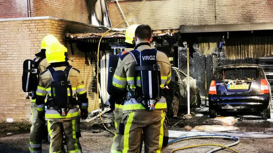 In Nijmegen raakte een huis aan De Kluijskamp 10e straat afgelopen nacht onbewoonbaar nadat twee voor de deur geparkeerde auto's in brand vlogen.