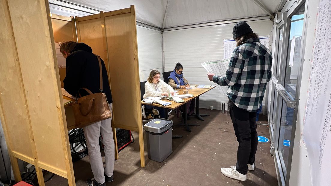 Stemmers in de tent op station Meppel