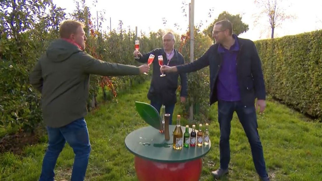 Harm, Henri en Wessel proosten met een Fruitmotor-drankje - foto Omroep Gelderland