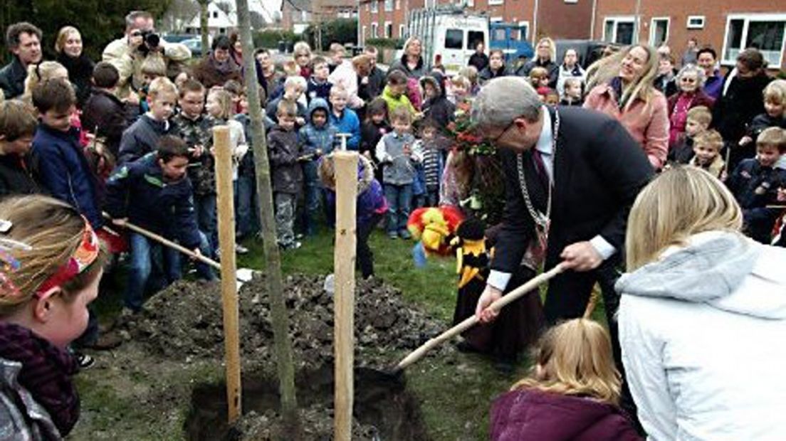Burgemeester Wiersma plant vredesboom De Marne