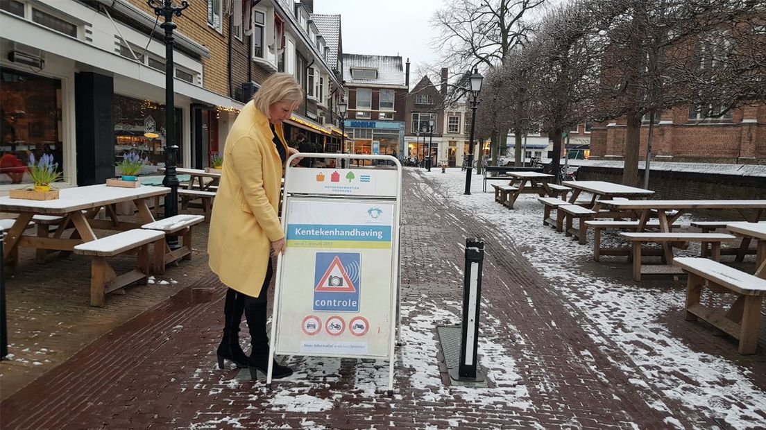 De wethouder plaats het bord in het centrum van Voorburg. | Foto Omroep West