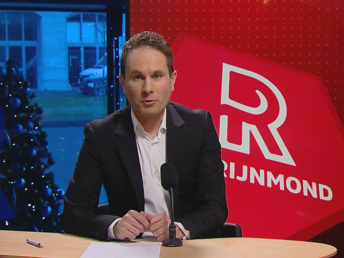 Presentator Bart Nolles aan de desk van FC Rijnmond