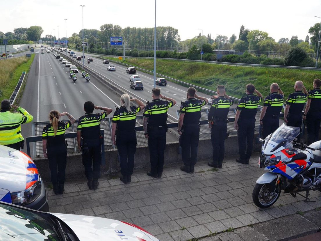 Het eresaluut van de Rotterdamse politieagenten tijdens afscheid omgekomen motoragent Arno de Korte