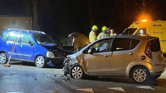Gewonden bij zwaar ongeval • auto op de kop in sloot. Gewonden bij zwaar ongeval • auto op de kop in sloot.