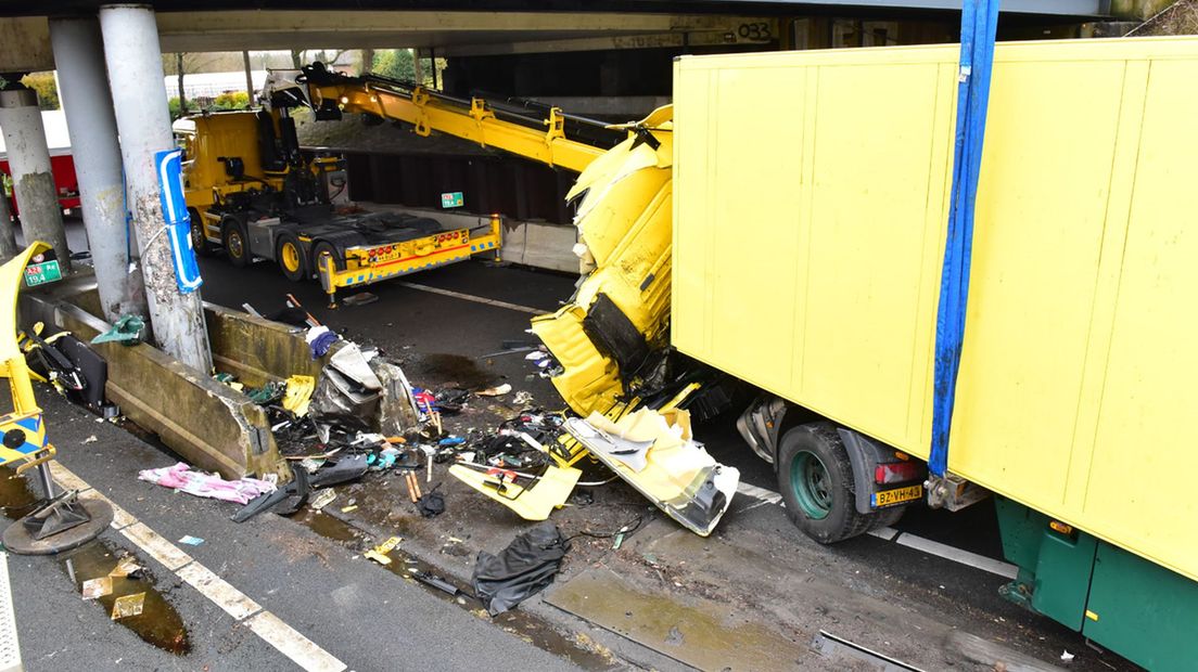 De berging van de vrachtwagen.