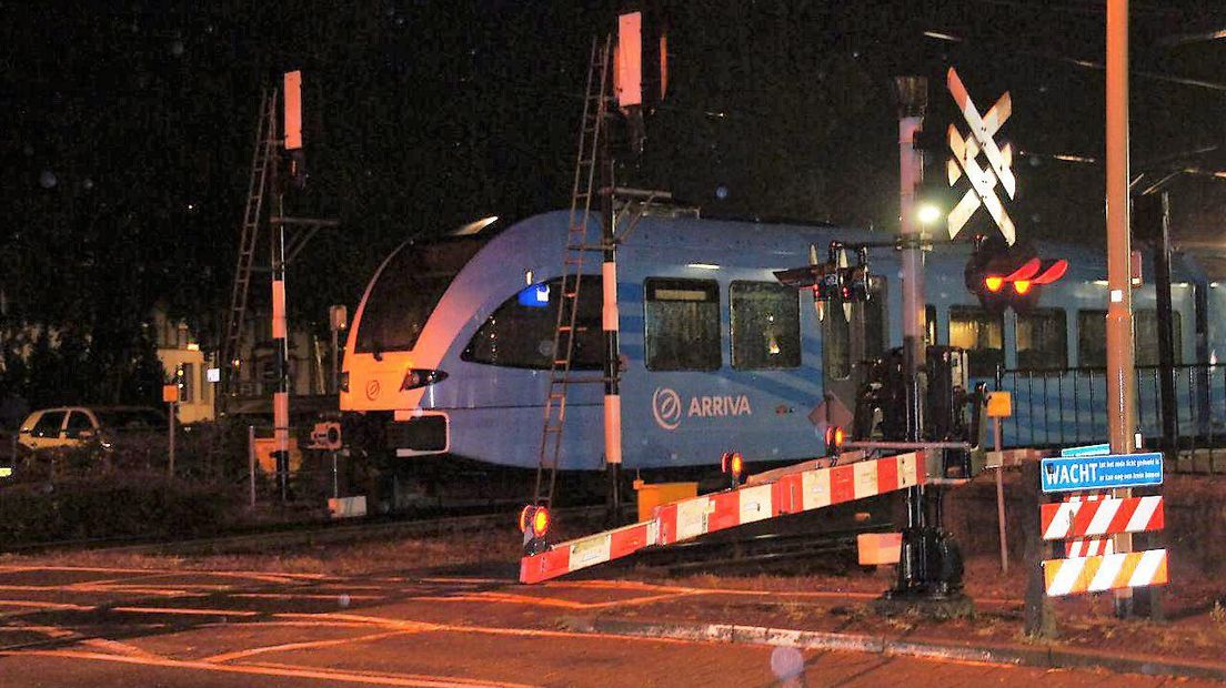 De treinen van Arriva reden langzaam langs de overweg (Rechten: Van Oost Media)