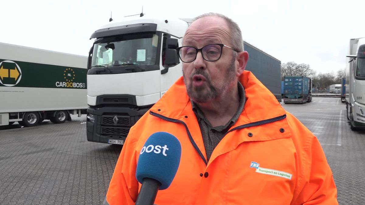 Stakende chauffeur Muhammad verplaatst zijn vrachtwagen.
