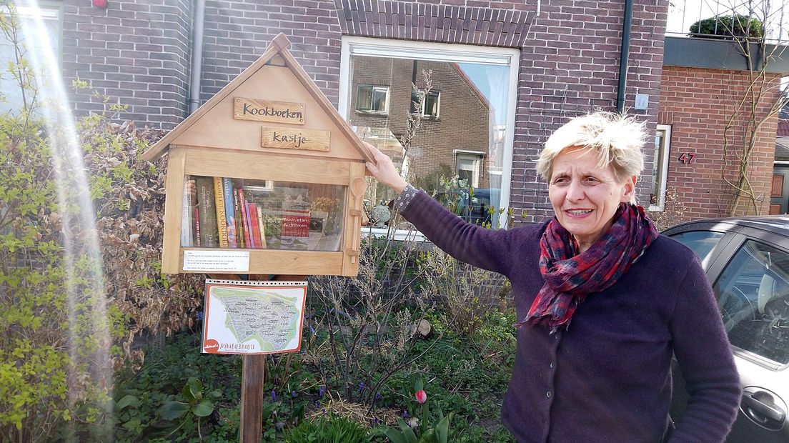 Birgit Oelkers heeft een minibieb met kookboeken in haar tuin.