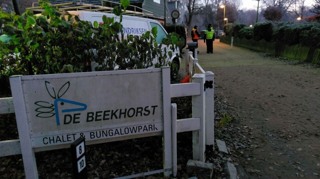 De controleactie op chaletpark De Beekhorst in Epe is nog steeds aan de gang. Rond 5.00 uur deden politie, belastingdienst, Inspectie SZW en de gemeente er een inval. Volgens de gemeente zijn er geregeld signalen van criminele activiteiten op het chaletpark. Ook is er sprake van illegale permanente bewoning.