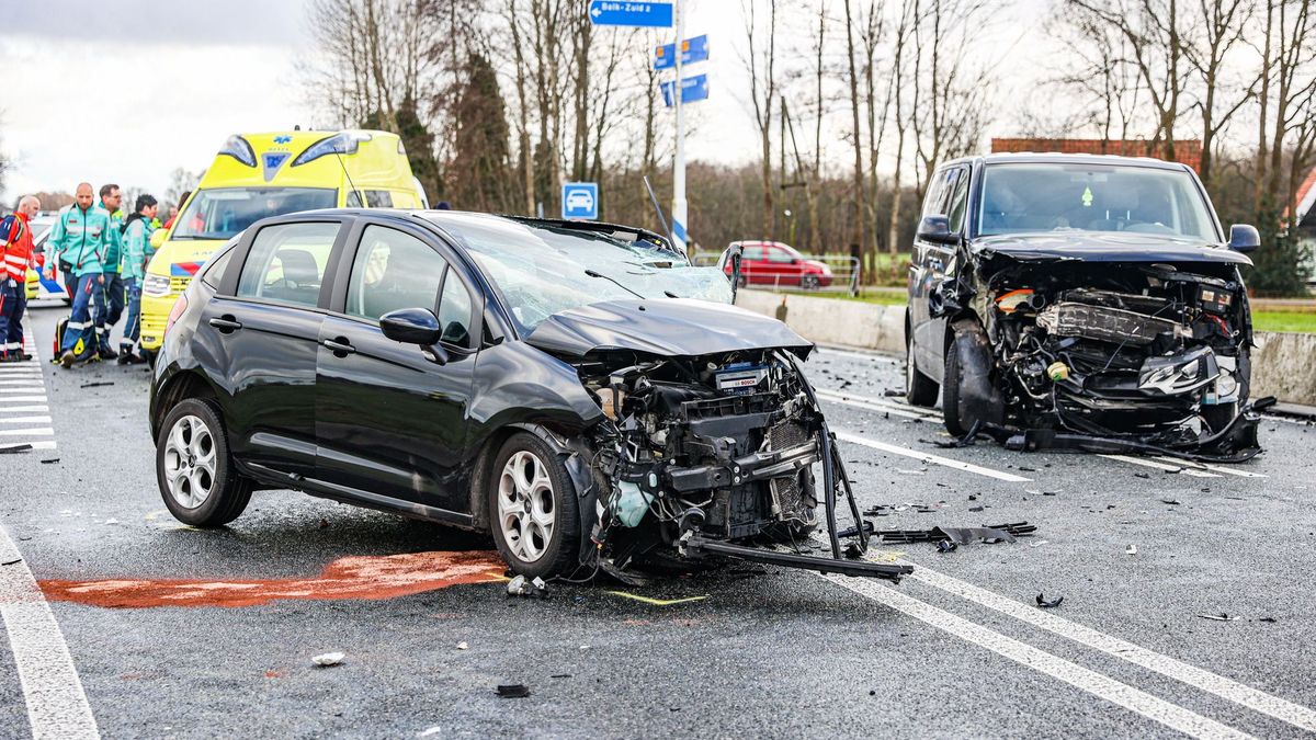 Auto's botsen op N359 bij Wijckel, 80-jarige Lemster raakt gewond