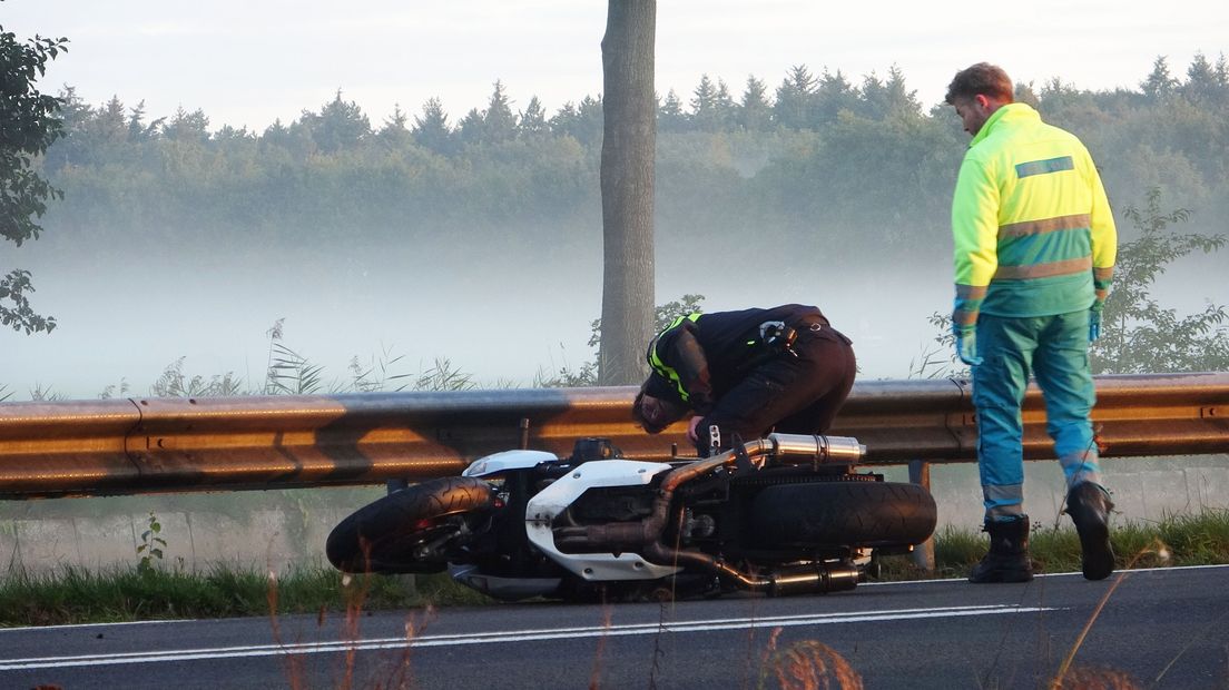 De motorrijder overleefde de botsing met de vrachtwagen niet (Rechten: Persbureau Meter)