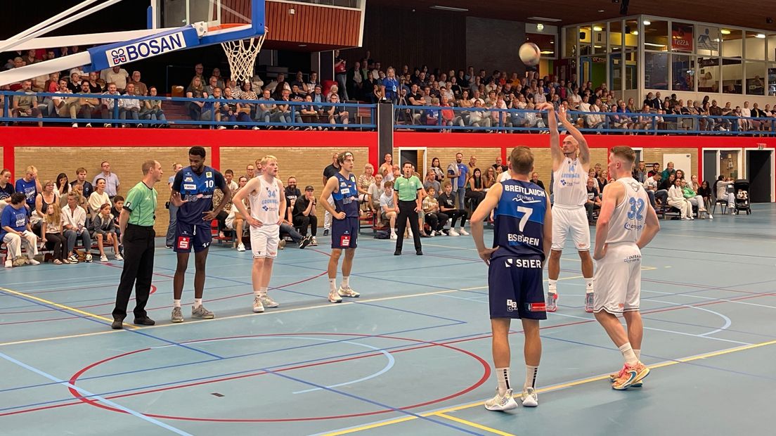 David Gabrovsek neemt een vrije worp namens Donar