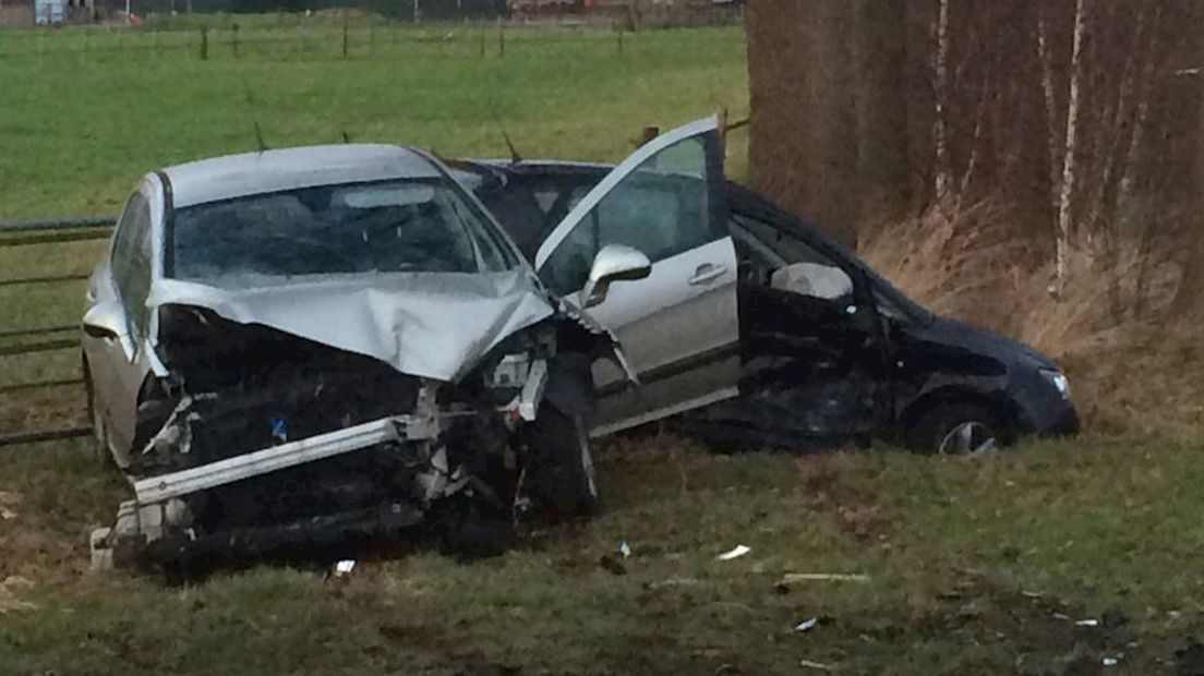 Auto's zwaar beschadigd bij ongeluk in Nieuwleusen