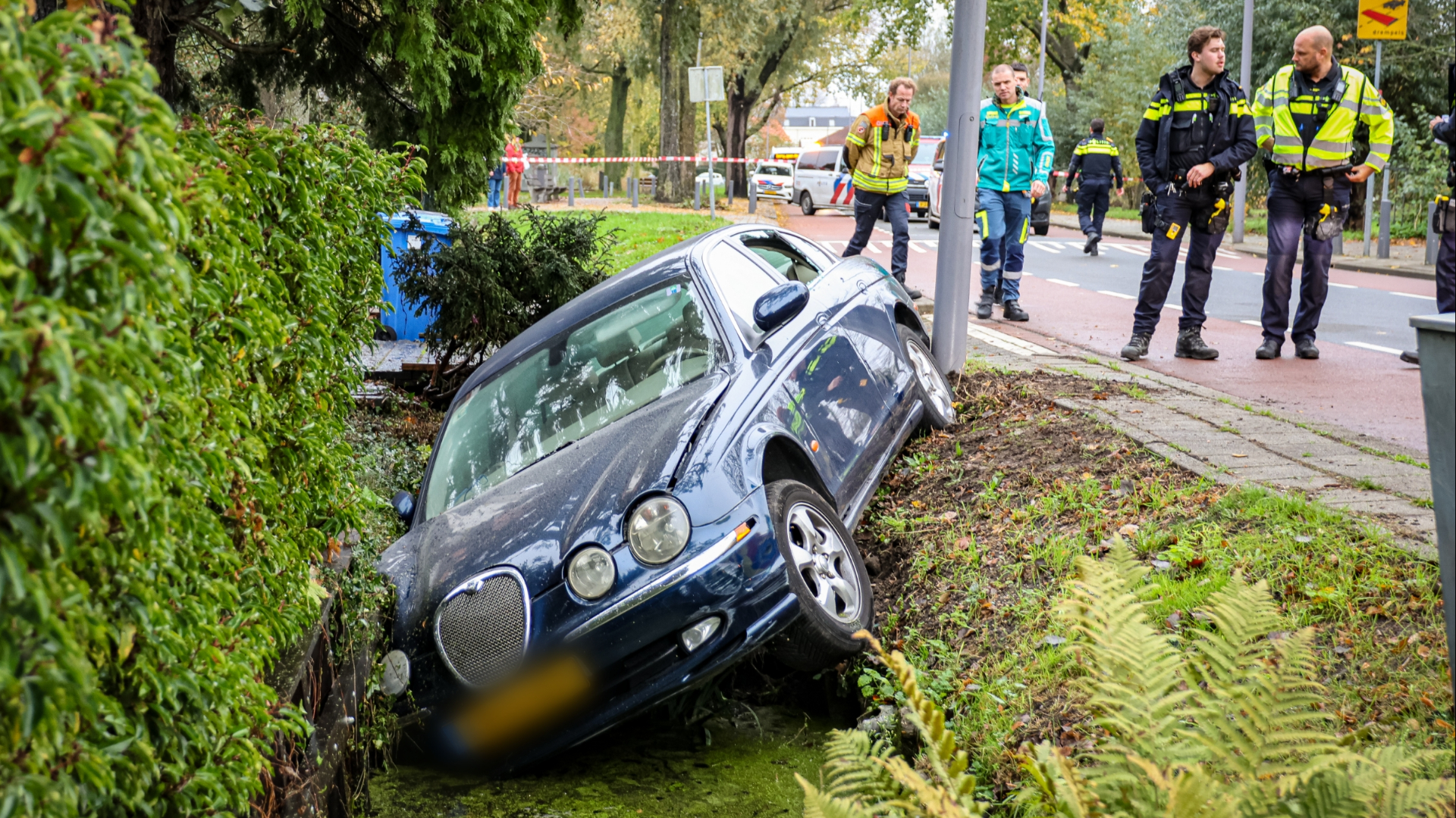 De twee inzittenden van de wagen, van het merk Jaguar, moesten naar het ziekenhuis.