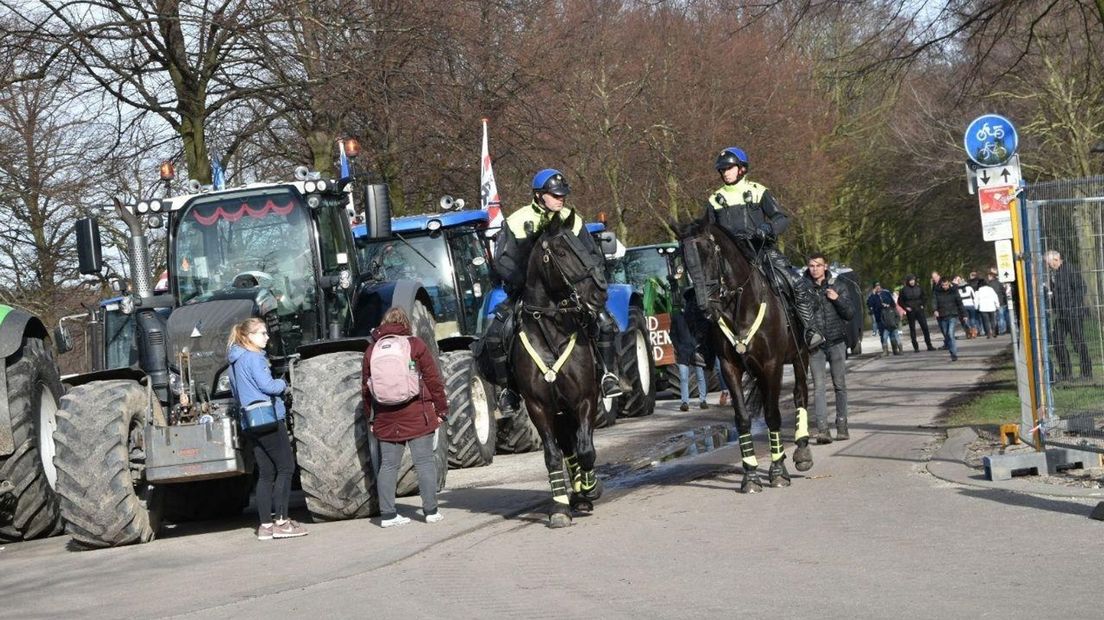 De politie bij demonstrerende boeren