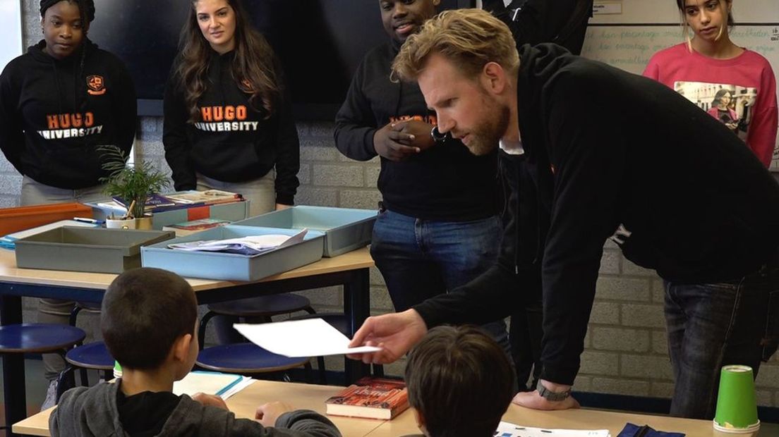 Minister Wiersma in gesprek met een leerling.