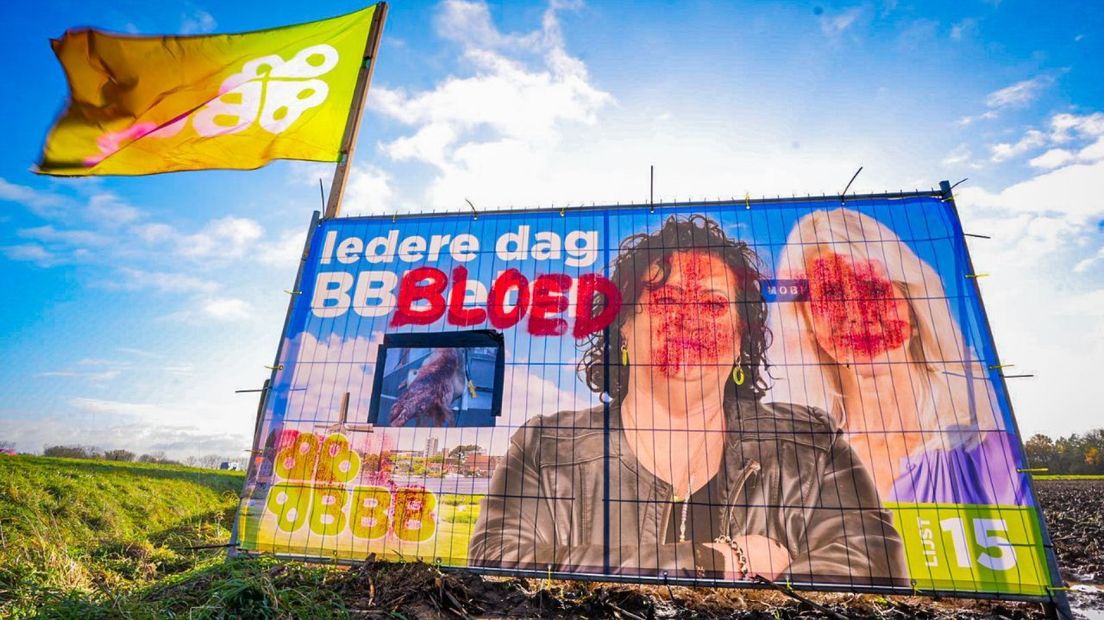 Op de banner staat 'bloed' geschreven.