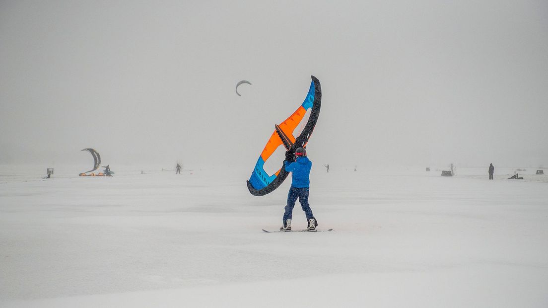 Op Vliegbasis Soesterberg doen mensen aan 'snowkiten'.