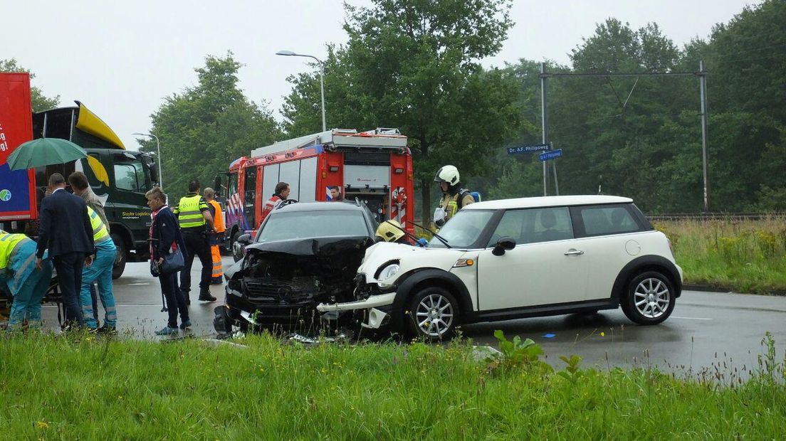 Twee auto's zijn op elkaar gereden (Rechten: Van Oost Media)