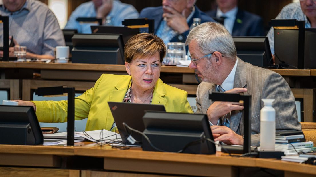 Elrie Bakker-Derks met naast zich Statenlid Gerben Hillebrand.