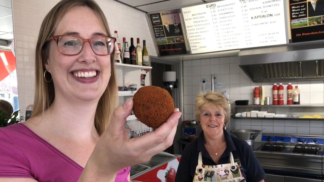 Saskia Jonker (met eierbal) en Pamela ten Hoope in cafetaria De Paardeschuur.