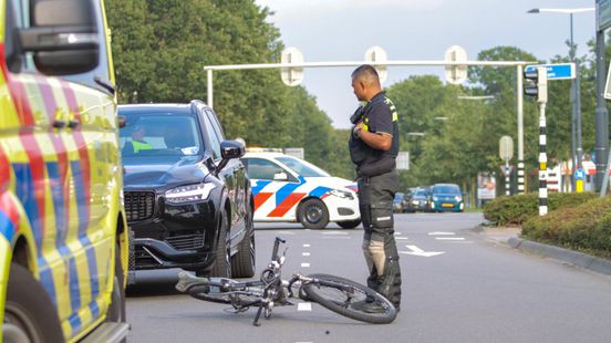 Fietser naar ziekenhuis na ongeval in Emmen. Fietser naar ziekenhuis na ongeval in Emmen.