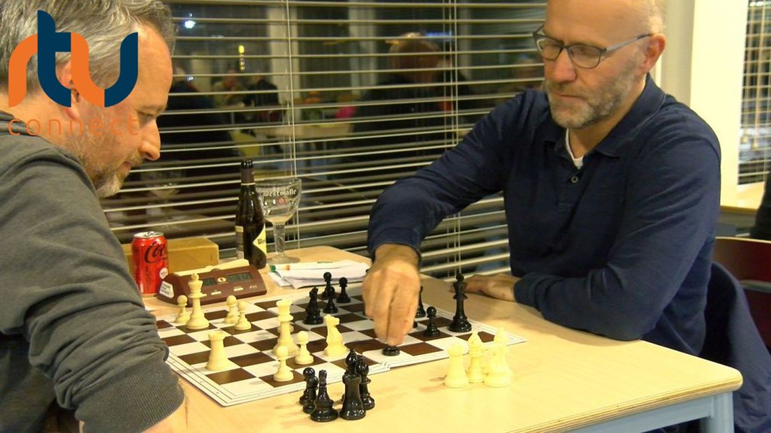 Twee schakers van De Arnhemsche Schaakvereeniging