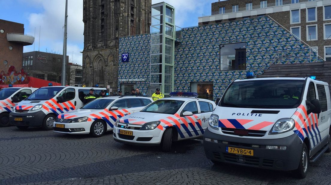 De Groninger politie houdt een wekelijks claxonprotest op de Grote Markt