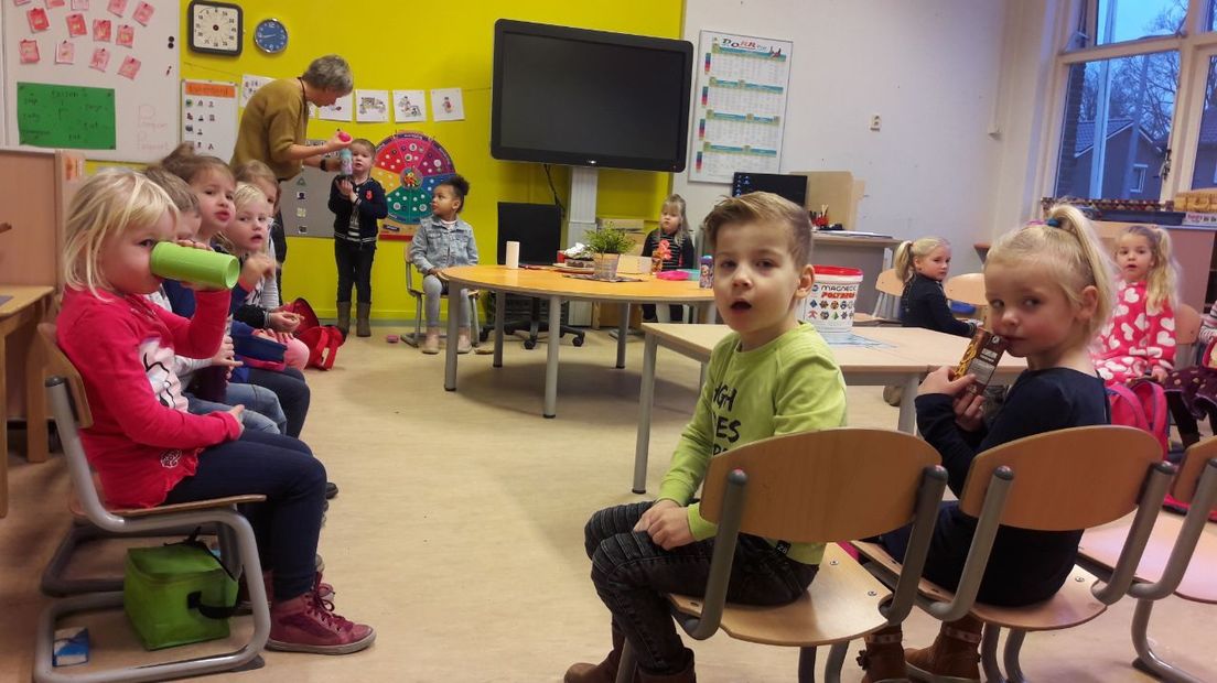 Lekker eten en drinken in de klas op obs De Iemenhof (RTV Drenthe/Erwin Kikkers)