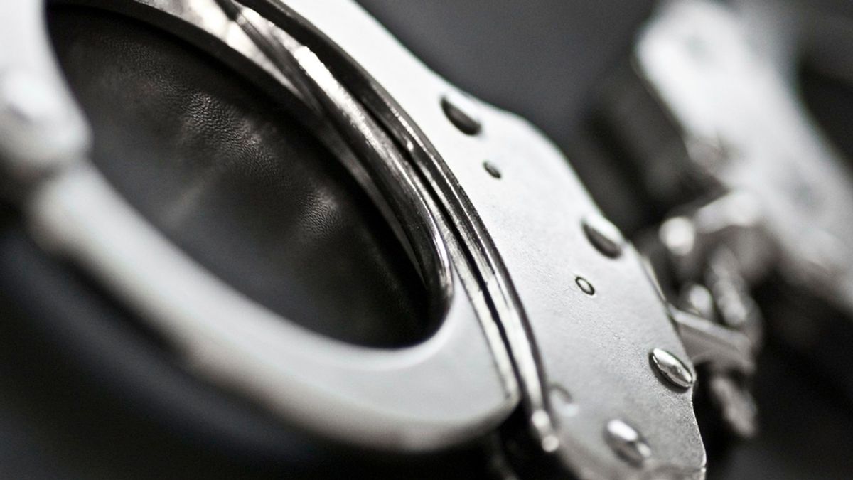 Agenten slaan 39-jarige nepagent uit Roermond in de boeien