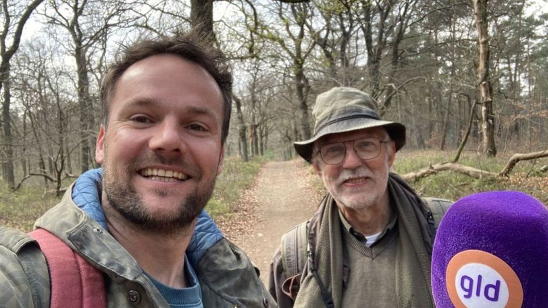 Frank Oosterwegel (links) won een prijs met zijn podcast over de Veluwe.