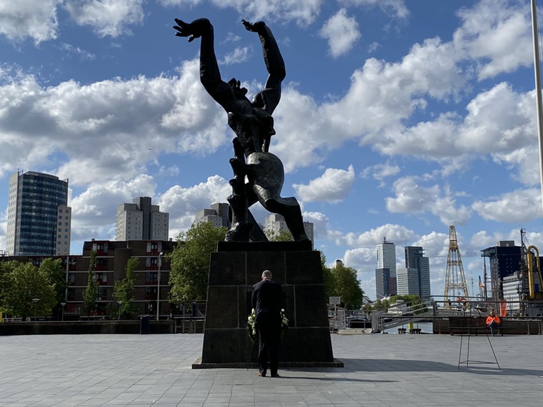 Bij het beeld De Verwoeste Stad vindt de herdenking plaats