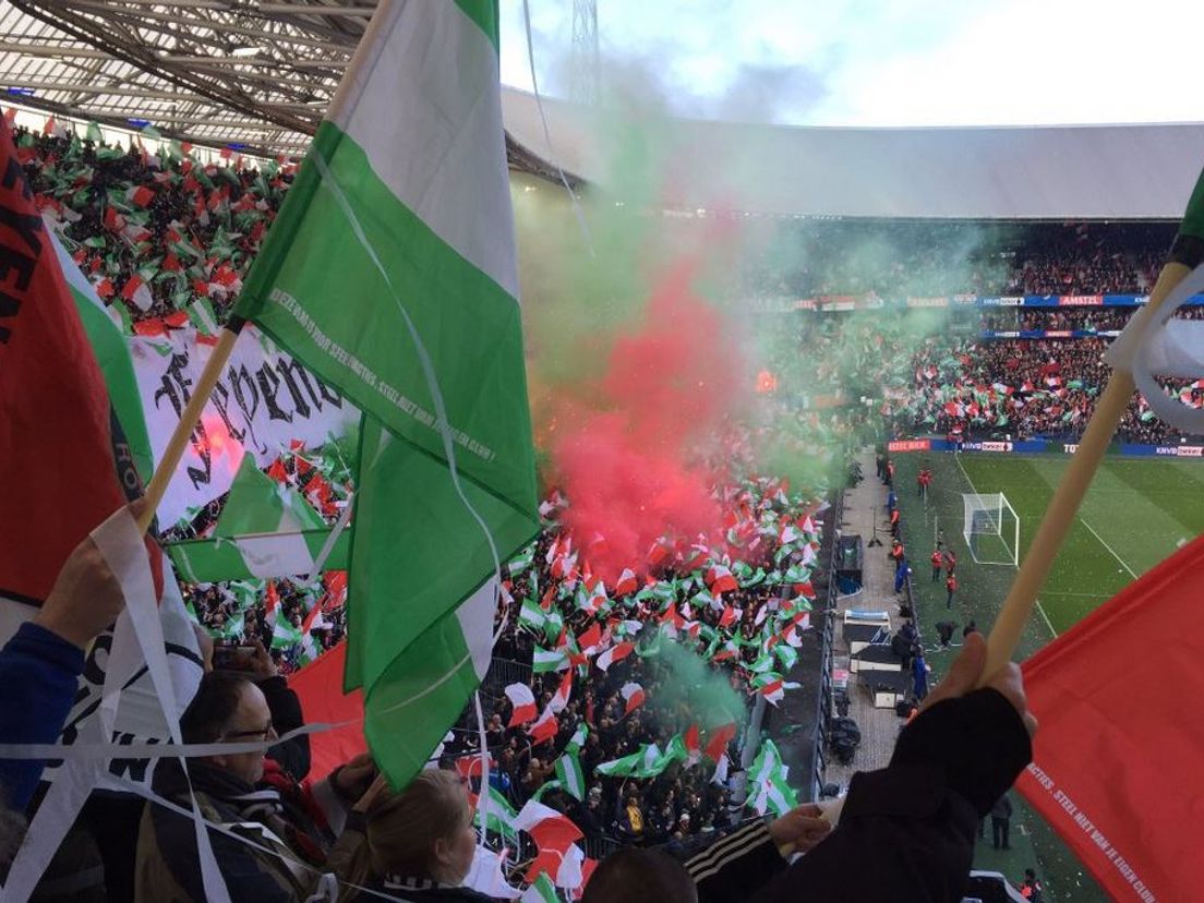 Juichende supporters na de bekerwinst van Feyenoord