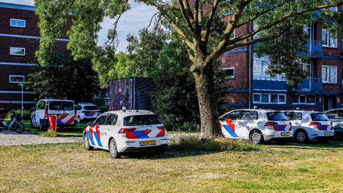 Politieonderzoek in flatgebouw aan Rembrandtlaan in Enschede