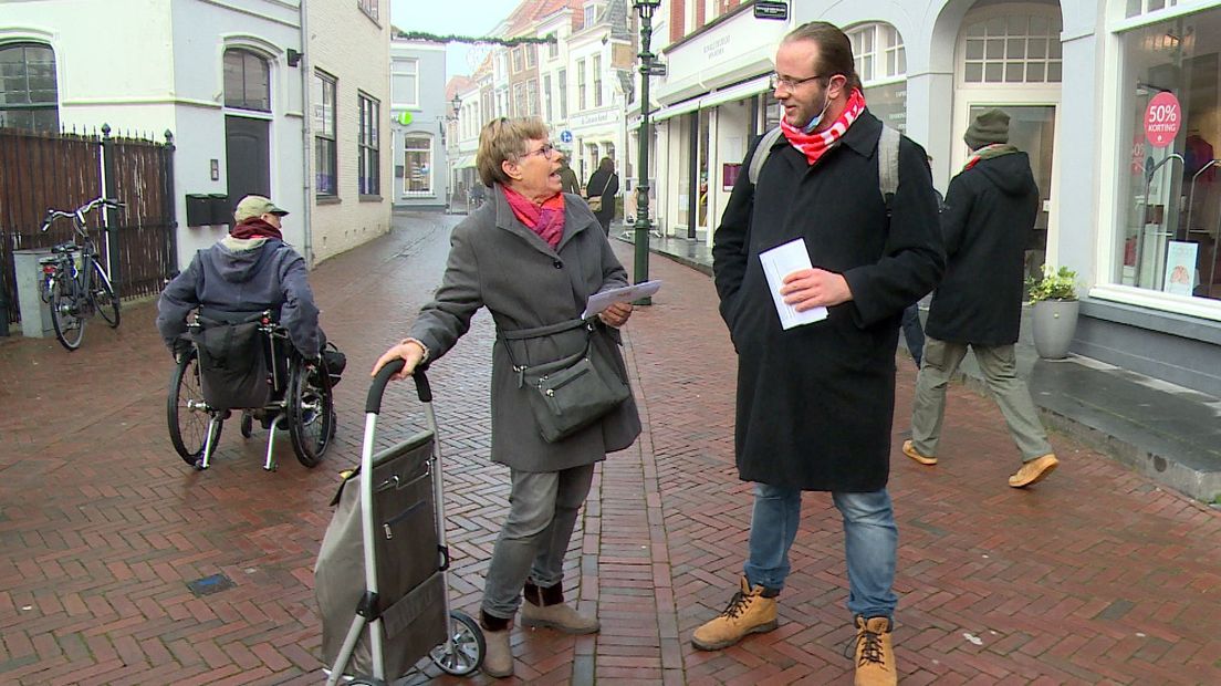 De voorzitter van de SP Schouwen-Duiveland Max Broersen in gesprek met een voorbijganger.