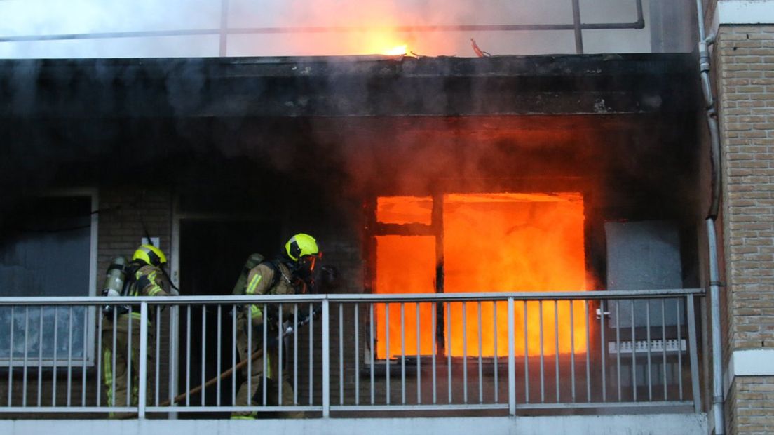 In een huis in Walenburg in Den Haag woedt een brand.