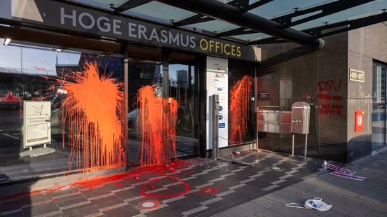 Pro-Palestijnse activisten bekladden en vernielen toegang gebouw Hoge Erasmus