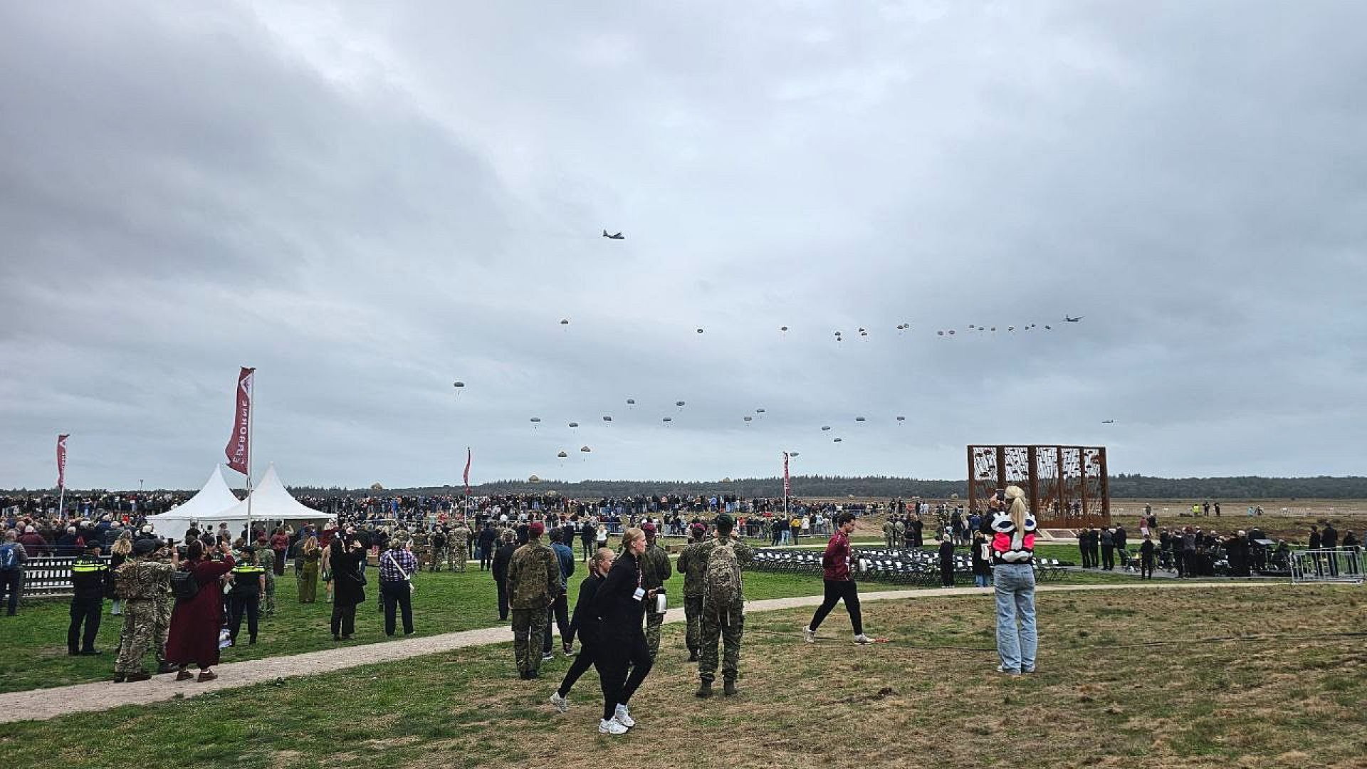 50.000 mensen kijken omhoog op Ginkelse Heide, twee parachutisten gewond