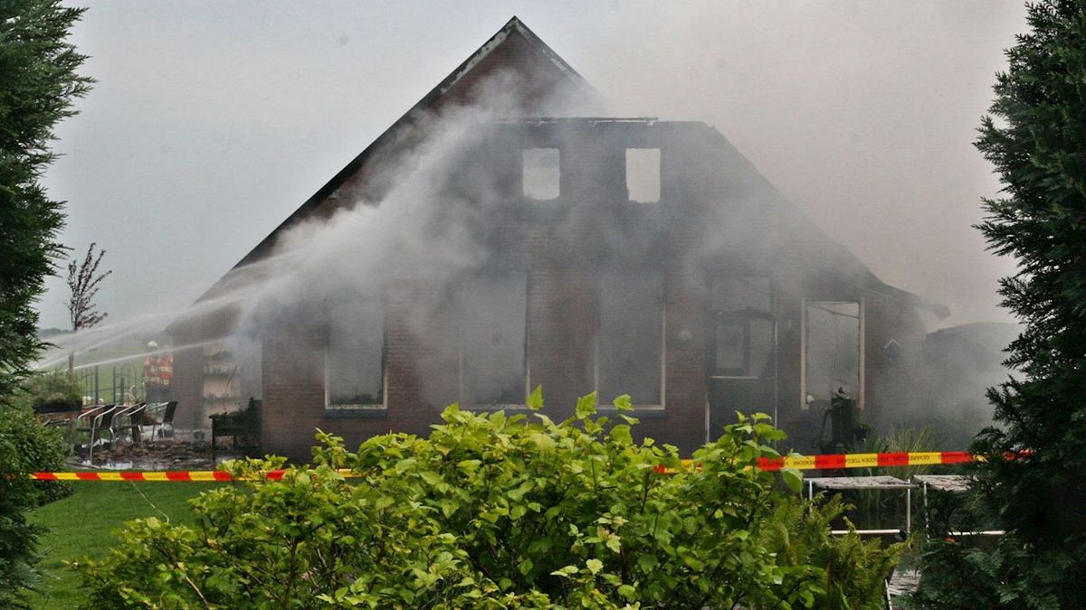 Woonboerderij met rieten dak in Punthorst uitgebrand