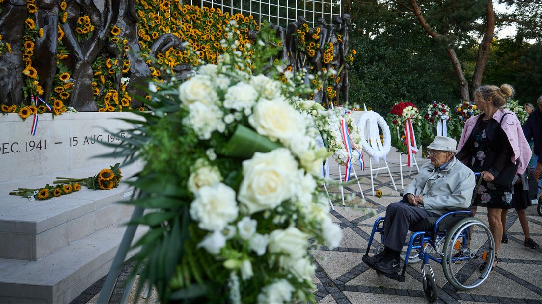 Bloemen worden gelegd bij het Indisch Monument tijdens de Nationale Herdenking van de capitulatie van Japan op 15 augustus 1945