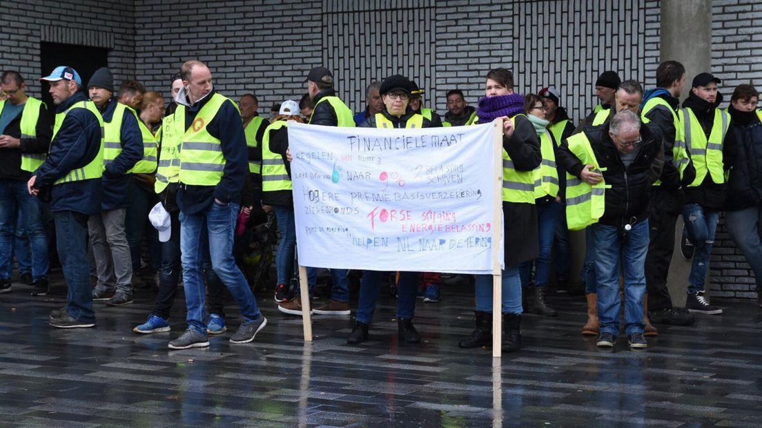 Bij het gemeentehuis werd geprotesteerd (Rechten: De Vries Media)